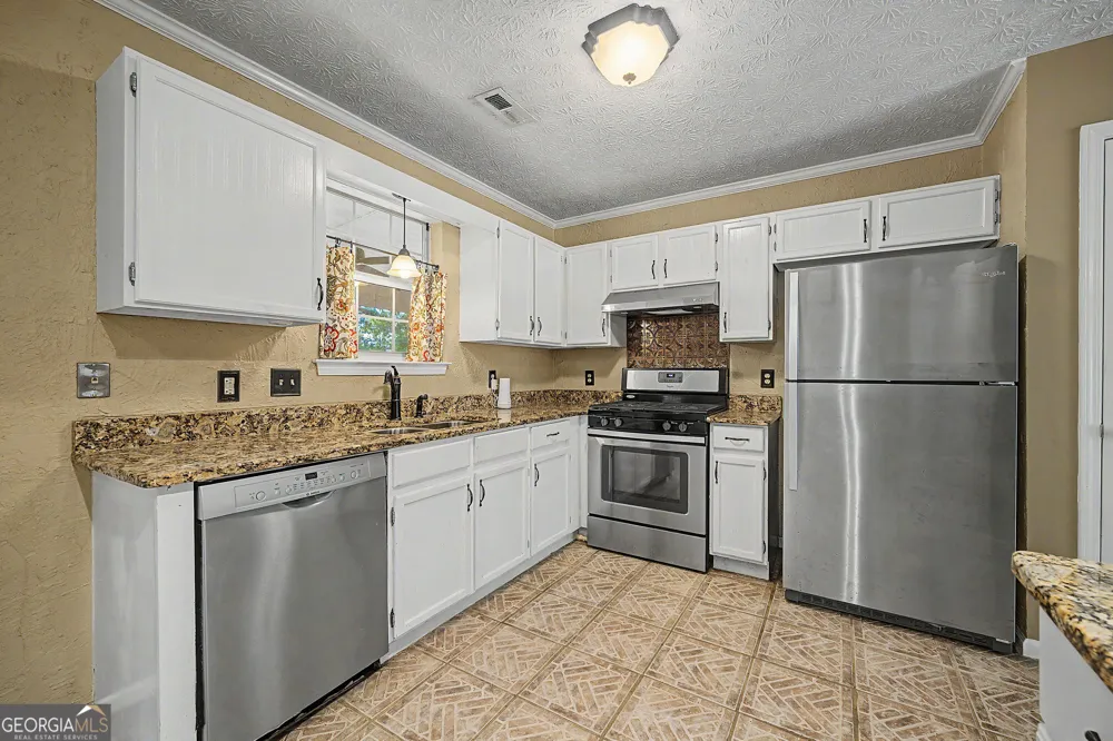 204 Spring CIR Stockbridge, GA 30281