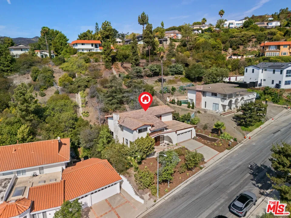 2537 Cordelia Road Los Angeles, CA 90049