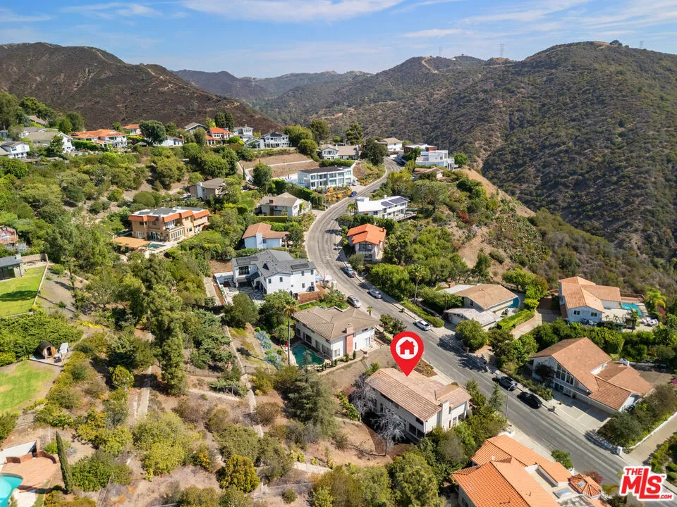 2537 Cordelia Road Los Angeles, CA 90049