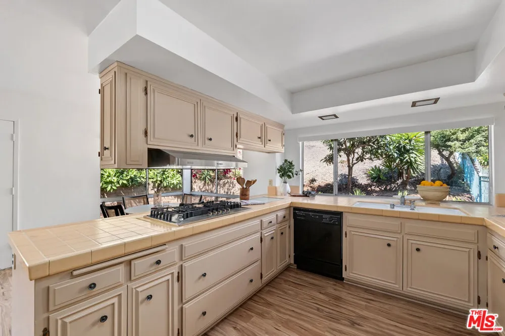 2537 Cordelia Road Los Angeles, CA 90049