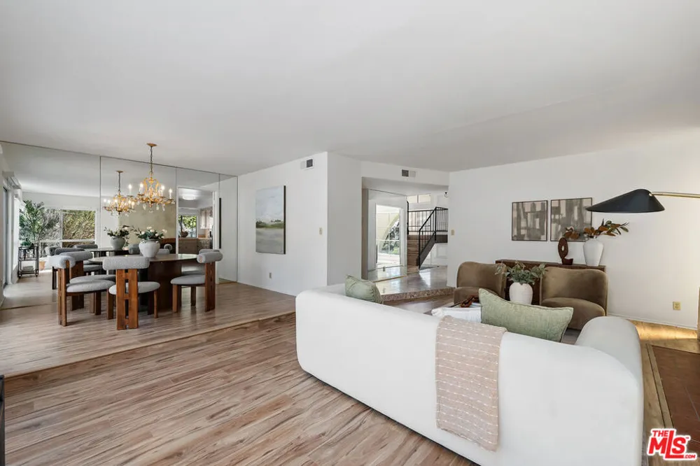 2537 Cordelia Road Los Angeles, CA 90049
