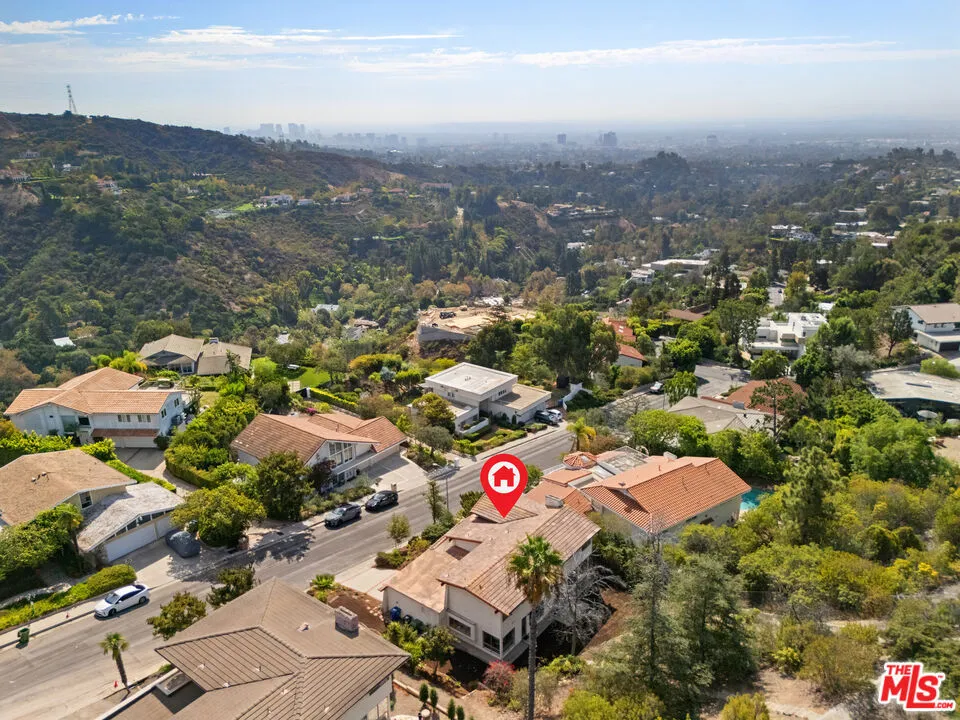 2537 Cordelia Road Los Angeles, CA 90049