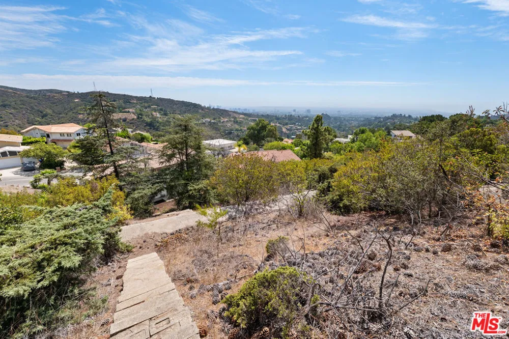 2537 Cordelia Road Los Angeles, CA 90049