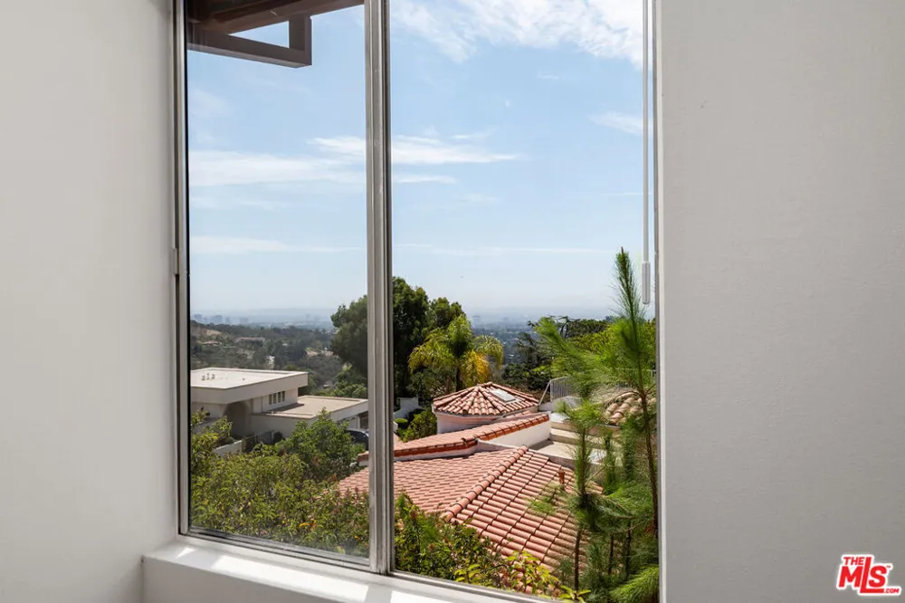 2537 Cordelia Road Los Angeles, CA 90049