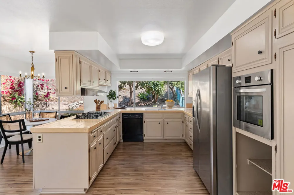 2537 Cordelia Road Los Angeles, CA 90049