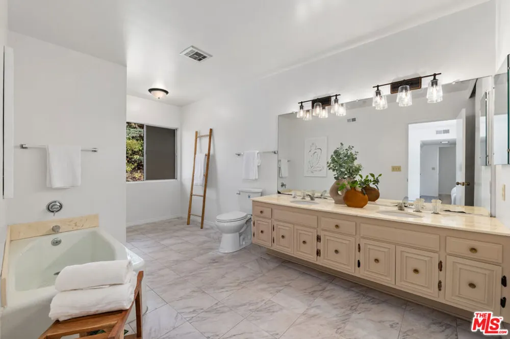 2537 Cordelia Road Los Angeles, CA 90049