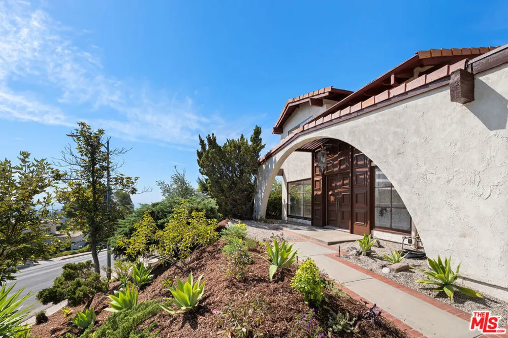 2537 Cordelia Road Los Angeles, CA 90049