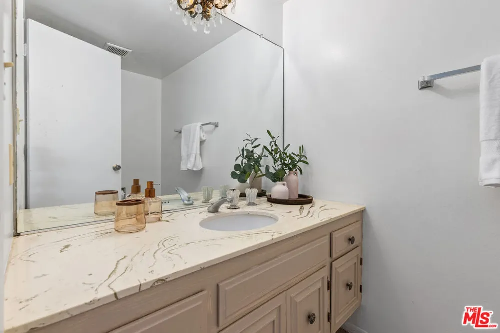 2537 Cordelia Road Los Angeles, CA 90049