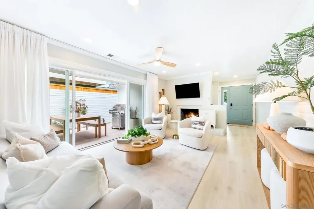 1943 Coast Del Mar, CA 92014