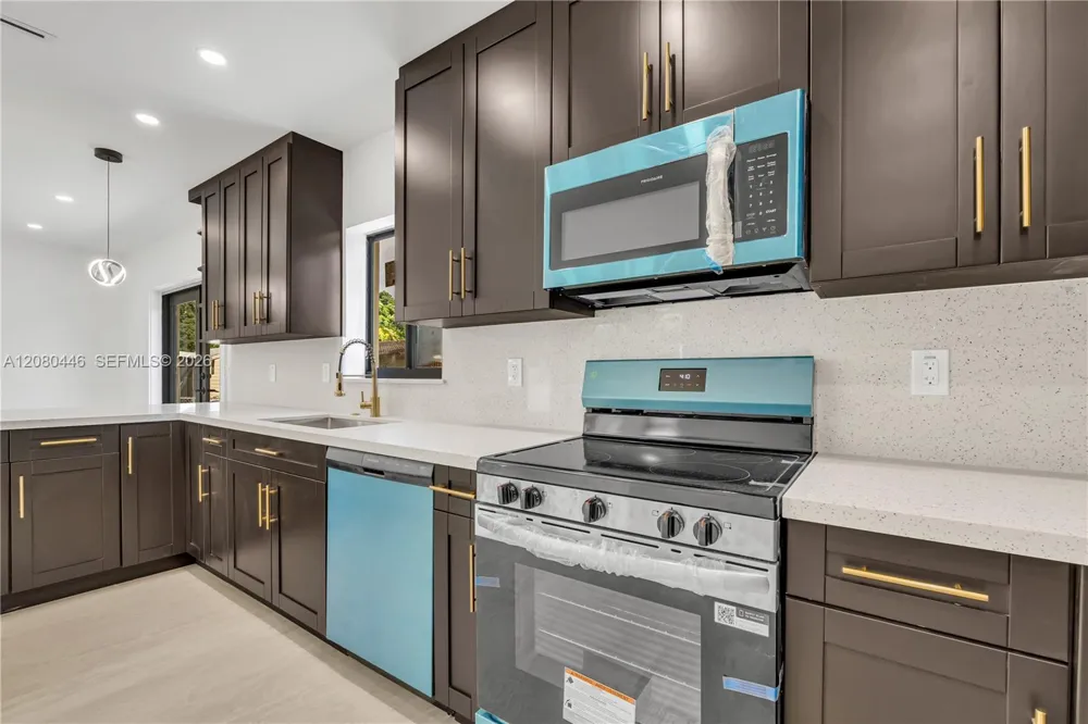 6235 SW 24th St Miami, FL 33147