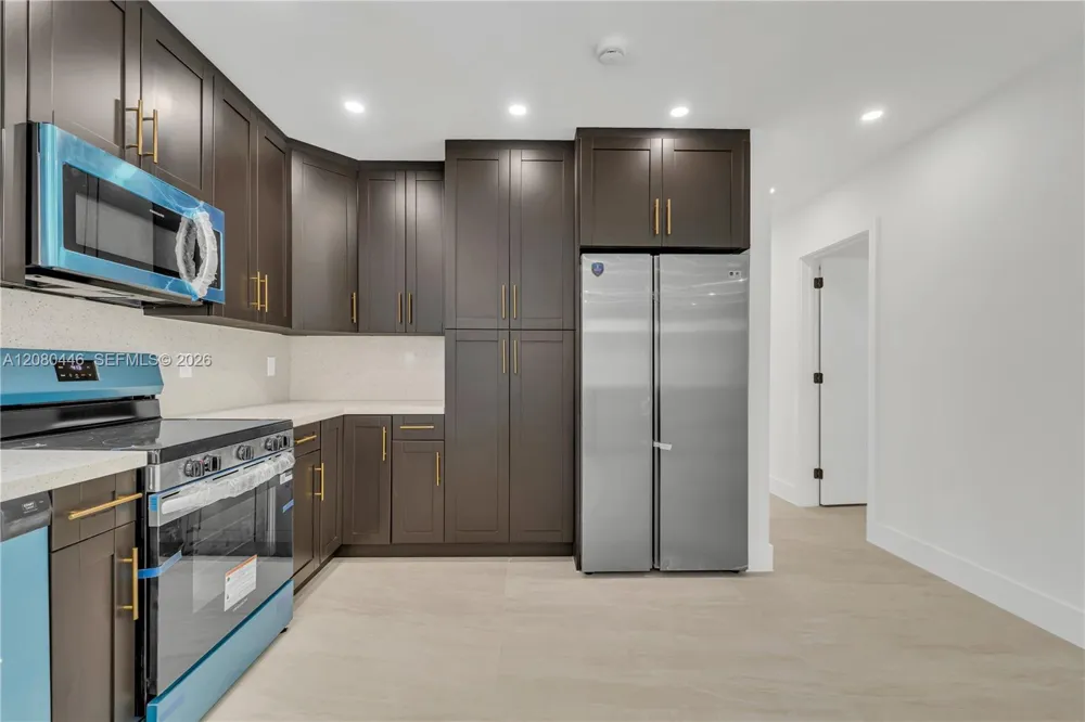 6235 SW 24th St Miami, FL 33147