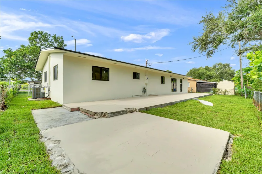 6235 SW 24th St Miami, FL 33147