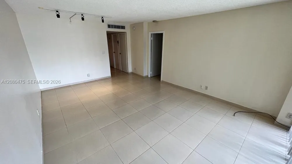 20500 W COUNTRY CLUB DR #204 Aventura, FL 33180