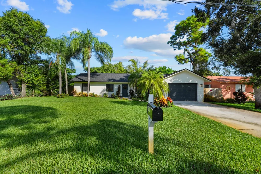 2749 Park Drive Lake Worth, FL 33462