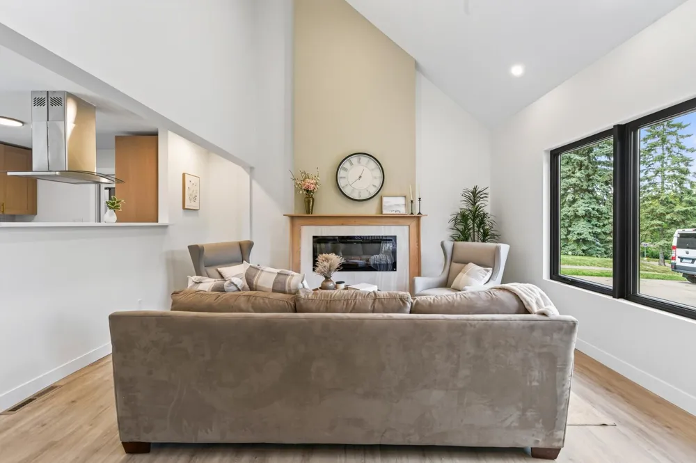 364 County Road C W Roseville, MN 55113