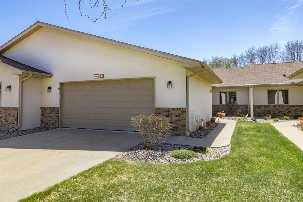 2224 Pinewood Drive Shakopee, MN 55379