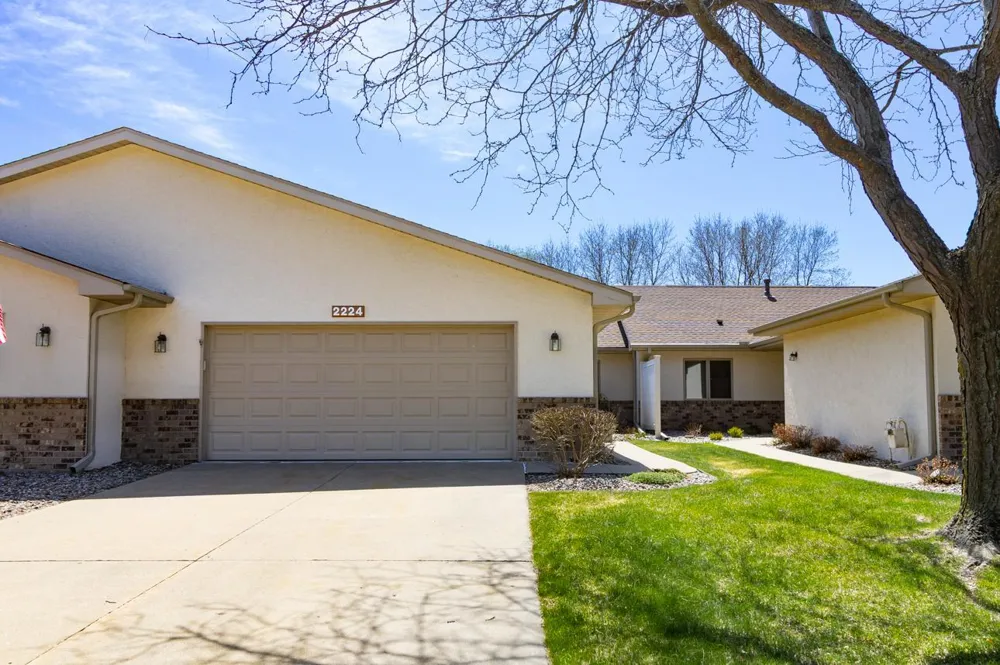 2224 Pinewood Drive Shakopee, MN 55379