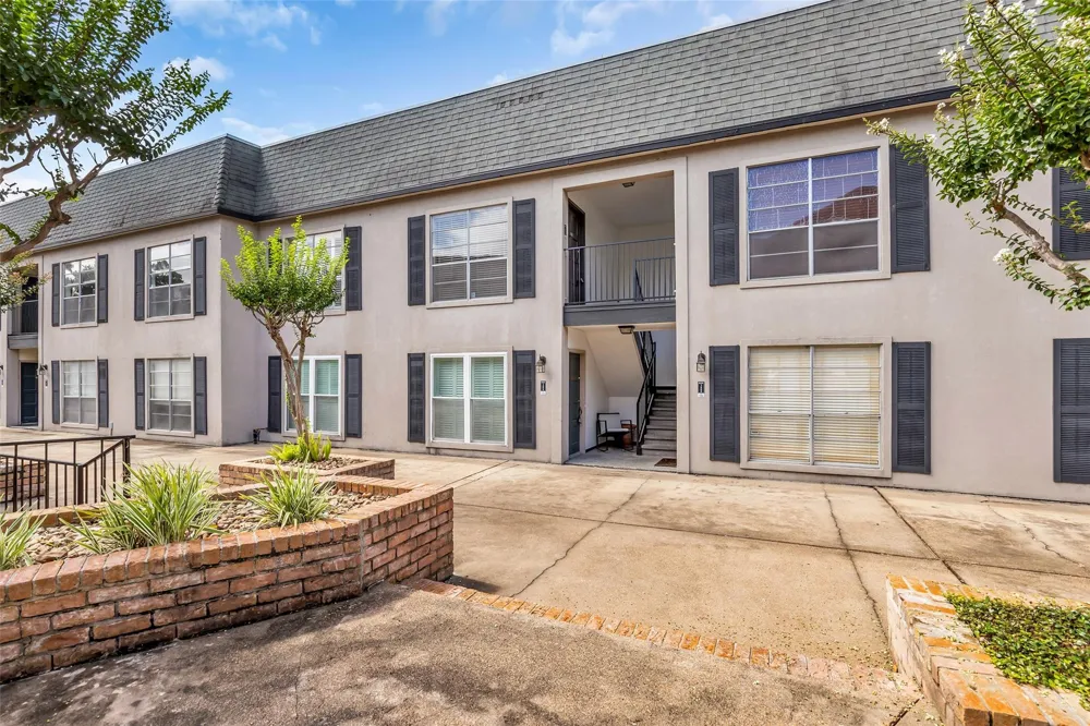 1800 Stoney Brook Drive #205 Houston, TX 77063
