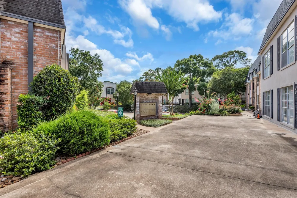 1800 Stoney Brook Drive #205 Houston, TX 77063