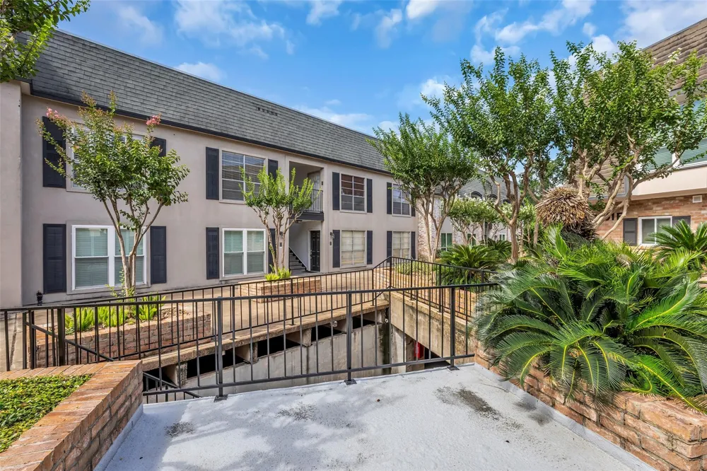 1800 Stoney Brook Drive #205 Houston, TX 77063