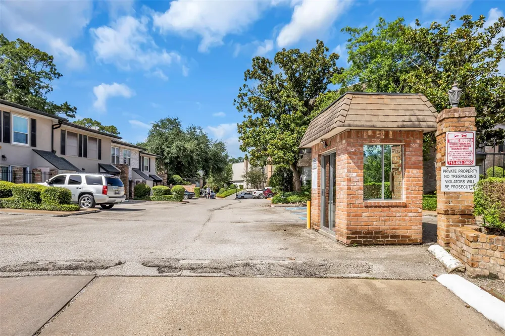 1800 Stoney Brook Drive #205 Houston, TX 77063