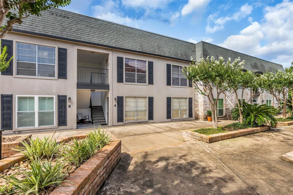 1800 Stoney Brook Drive #205 Houston, TX 77063