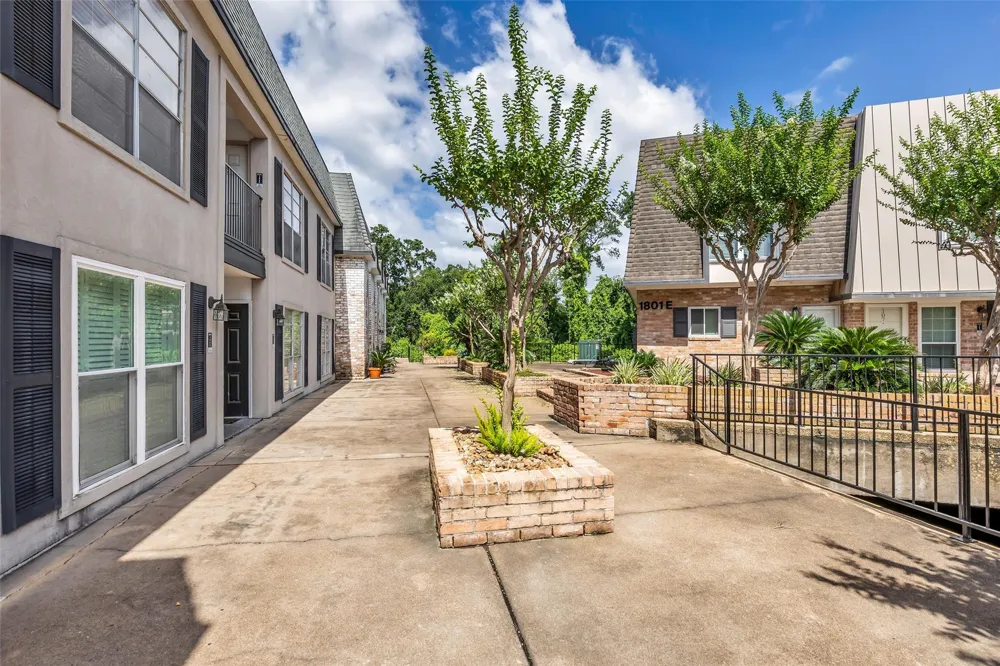 1800 Stoney Brook Drive #205 Houston, TX 77063