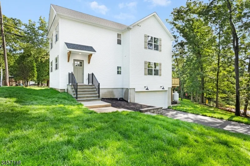37 Madison Trl Hopatcong, NJ 07843