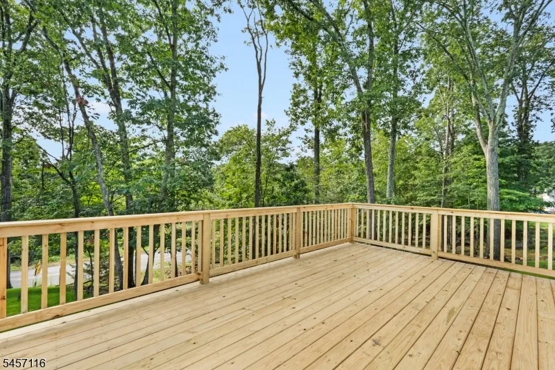 37 Madison Trl Hopatcong, NJ 07843