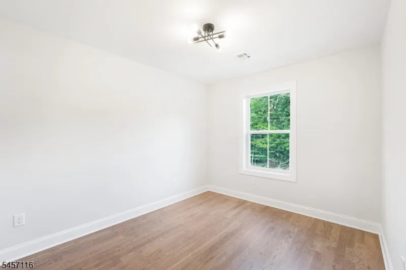 37 Madison Trl Hopatcong, NJ 07843