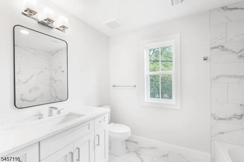 37 Madison Trl Hopatcong, NJ 07843
