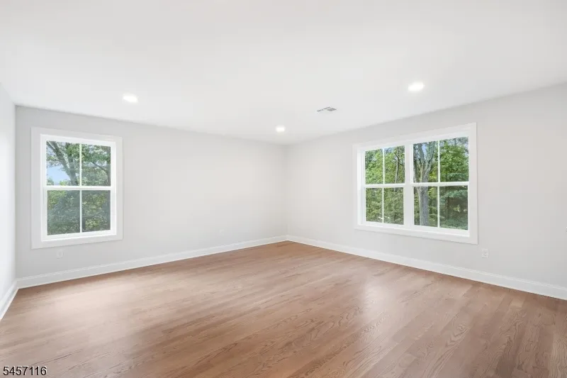 37 Madison Trl Hopatcong, NJ 07843
