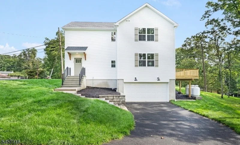 37 Madison Trl Hopatcong, NJ 07843