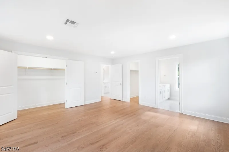 37 Madison Trl Hopatcong, NJ 07843