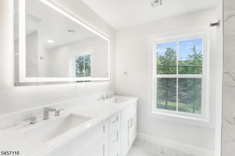 37 Madison Trl Hopatcong, NJ 07843
