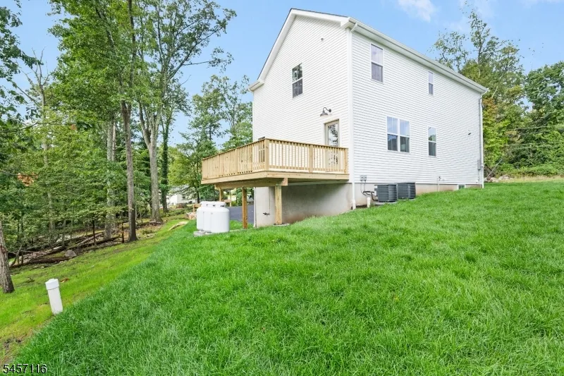 37 Madison Trl Hopatcong, NJ 07843