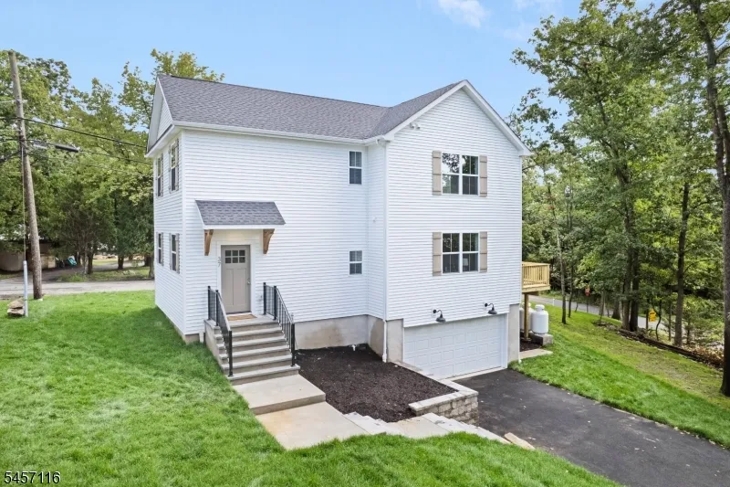 37 Madison Trl Hopatcong, NJ 07843