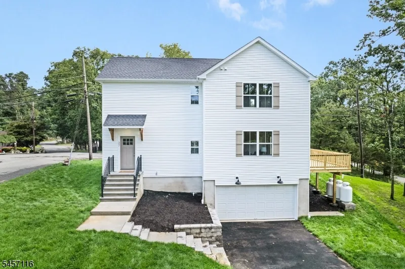 37 Madison Trl Hopatcong, NJ 07843