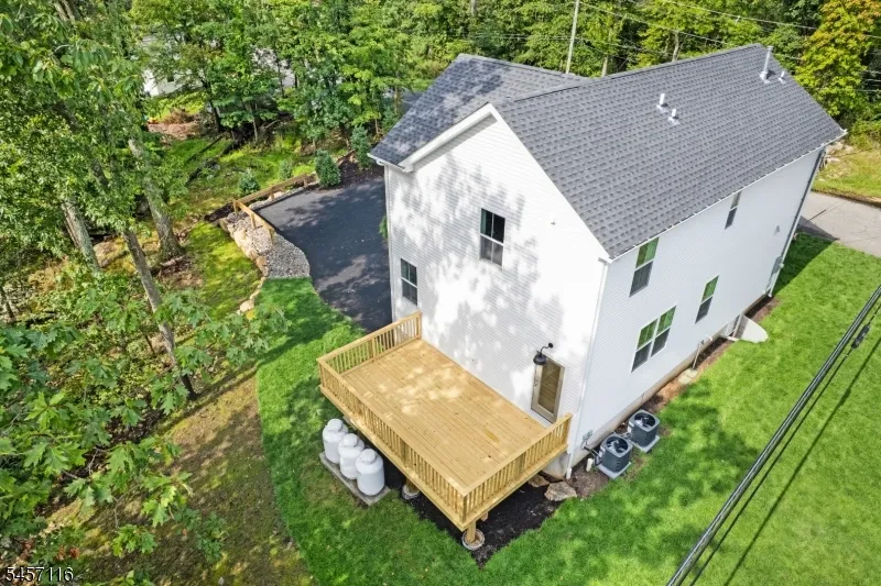 37 Madison Trl Hopatcong, NJ 07843