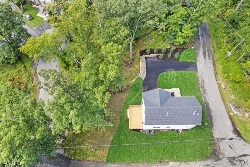 37 Madison Trl Hopatcong, NJ 07843