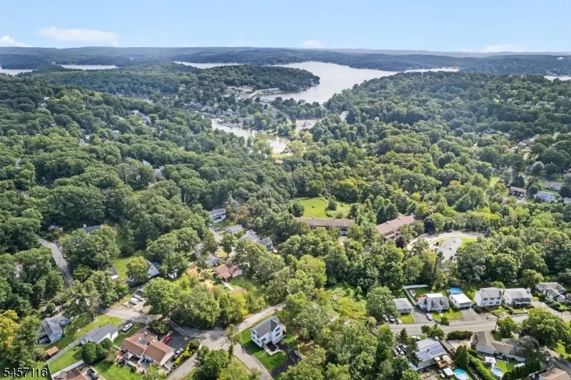 37 Madison Trl Hopatcong, NJ 07843