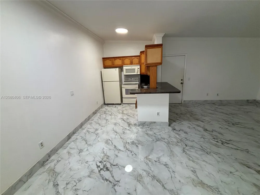 9733 Hammocks Blvd #201C Miami, FL 33196