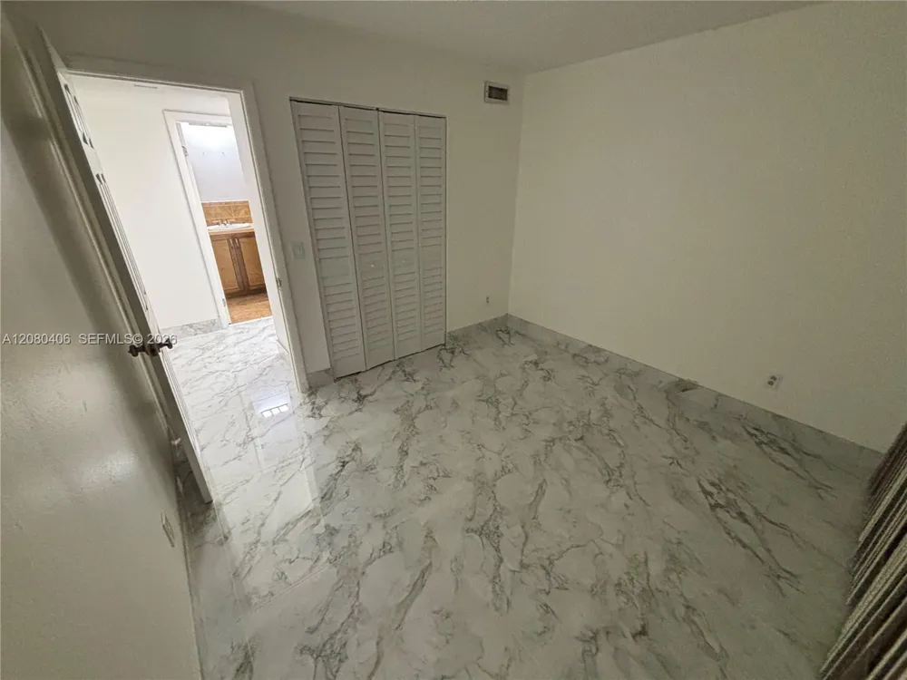 9733 Hammocks Blvd #201C Miami, FL 33196