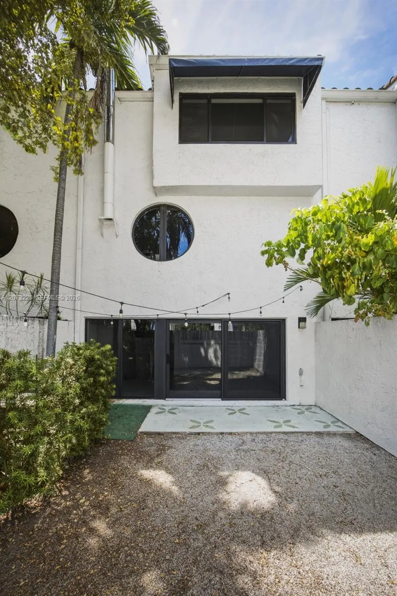 3233 Mary St #4 Coconut Grove, FL 33133