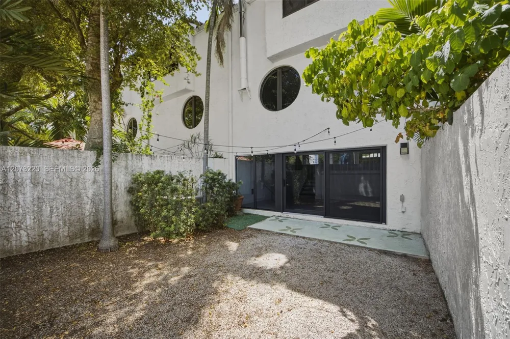 3233 Mary St #4 Coconut Grove, FL 33133