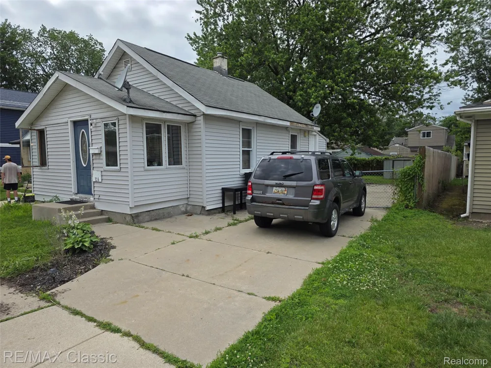 324 W Hudson Avenue Madison Heights City, MI 48071