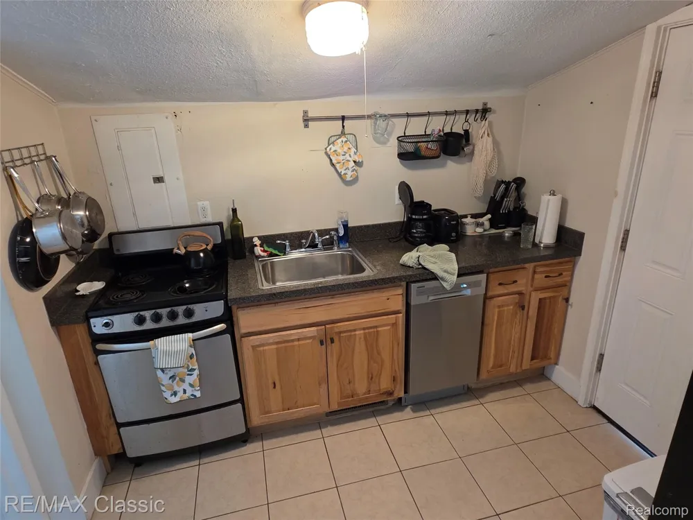324 W Hudson Avenue Madison Heights City, MI 48071