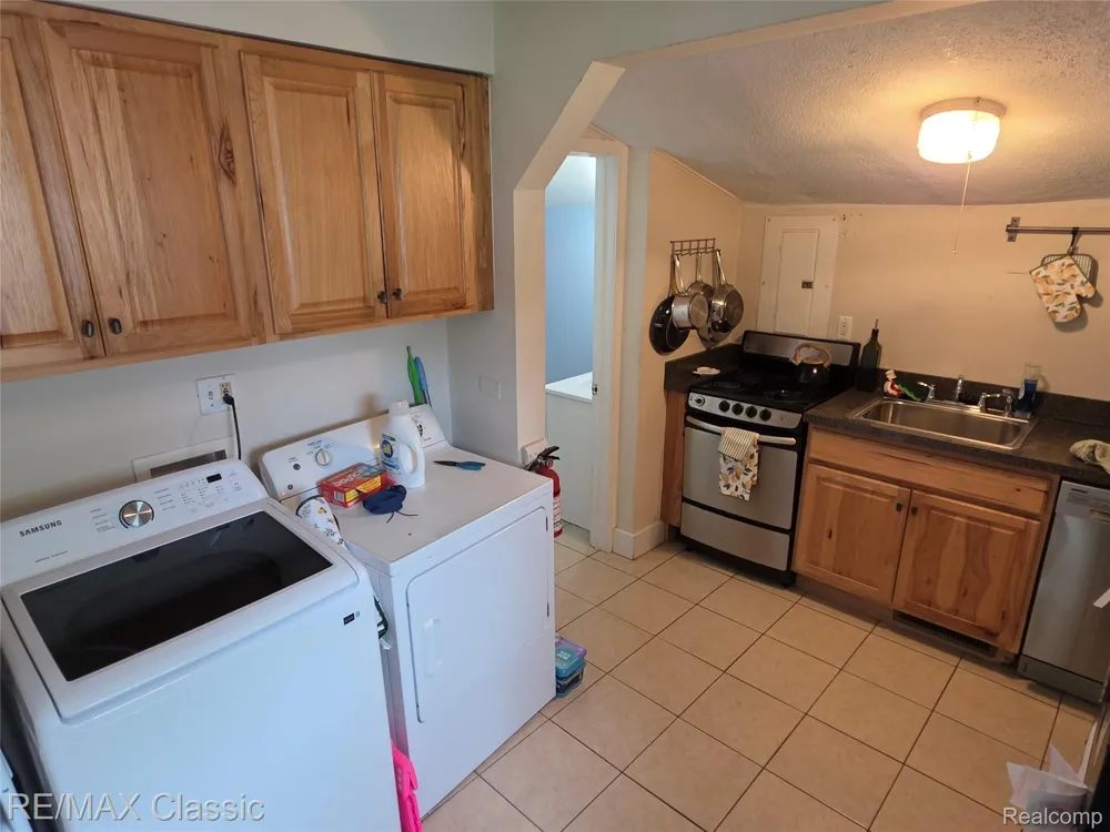 324 W Hudson Avenue Madison Heights City, MI 48071