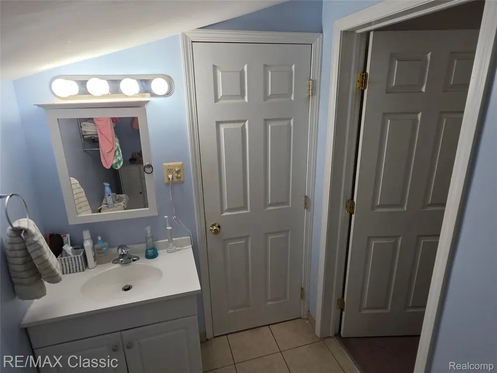 324 W Hudson Avenue Madison Heights City, MI 48071