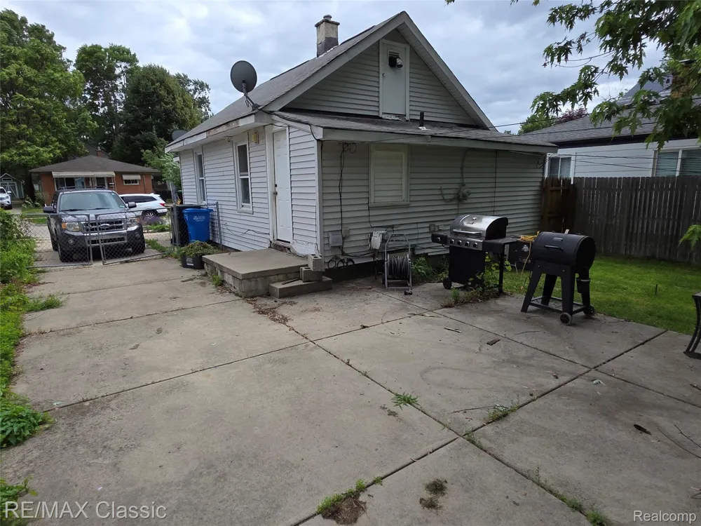324 W Hudson Avenue Madison Heights City, MI 48071